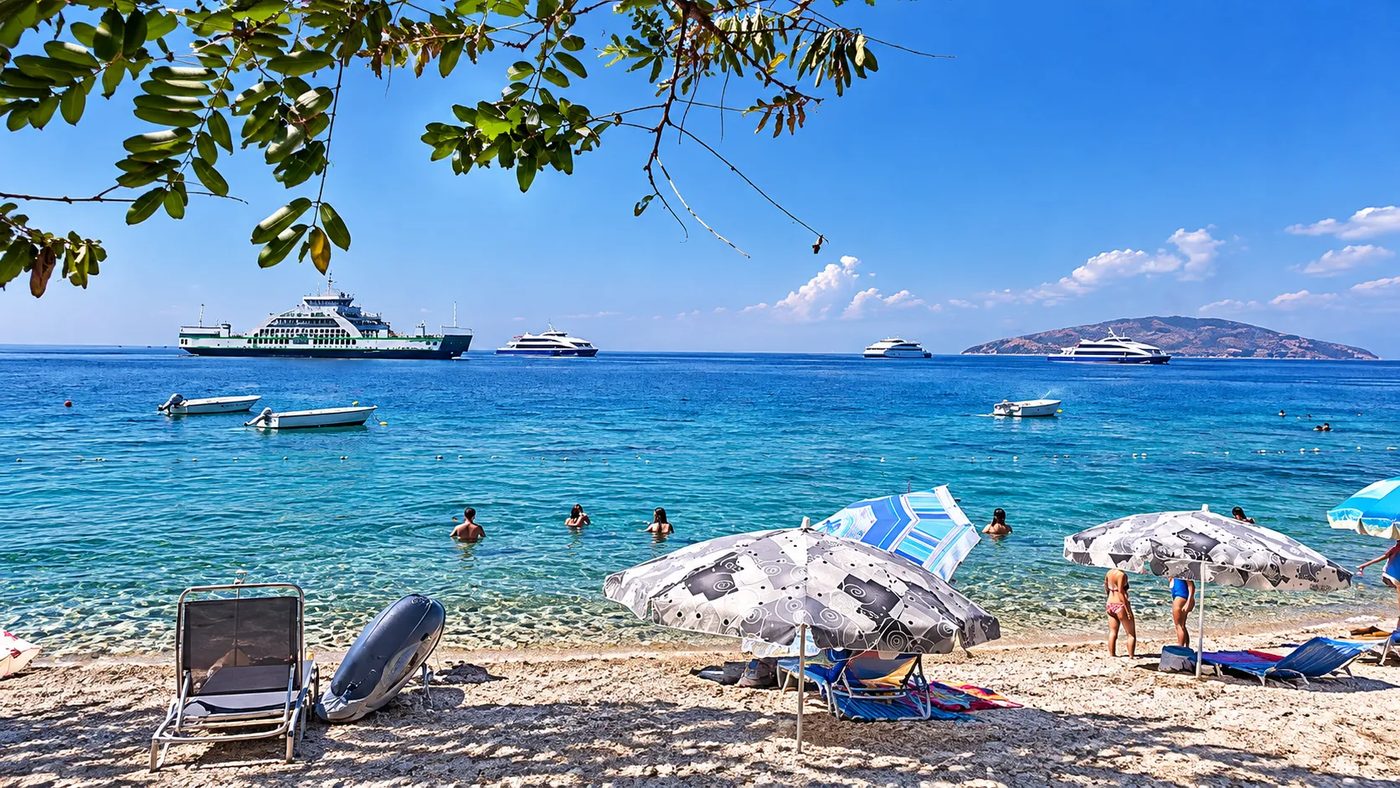 Avşa Adası plajı ve vapurlar