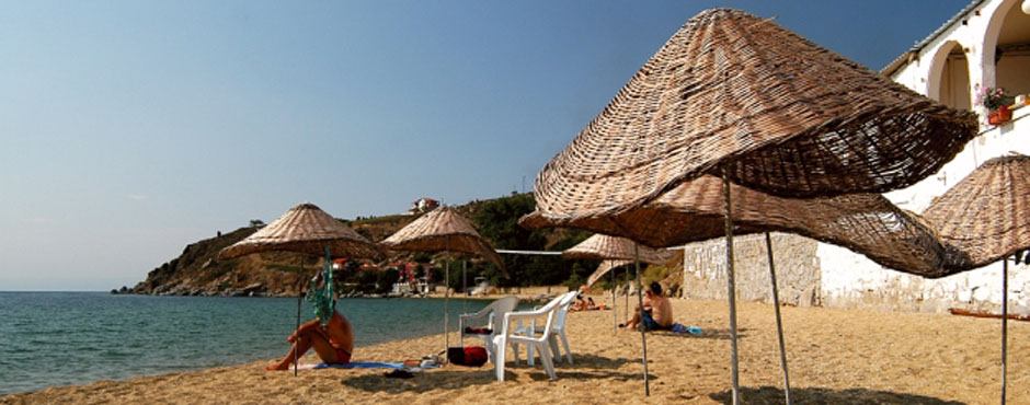 Avşa Adası plajında hasır şemsiyeler
