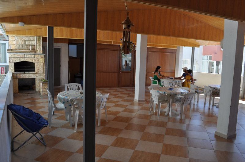 Hayat Motel Avşa terasında oturma alanı